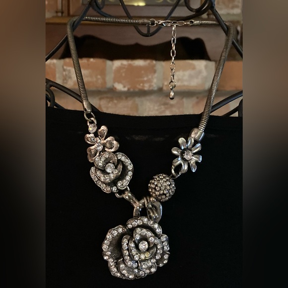 Rhinestones Set In Silver Tone Floral Designs Necklace - Picture 1 of 3